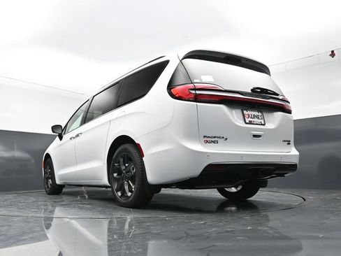 New 2027 Chrysler Pacifica Limited AWD/4WD image 50