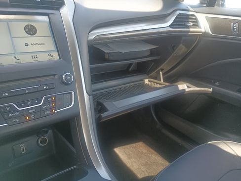 Used 2017 Ford Fusion SE w/ Fusion SE Technology Package FWD image 26