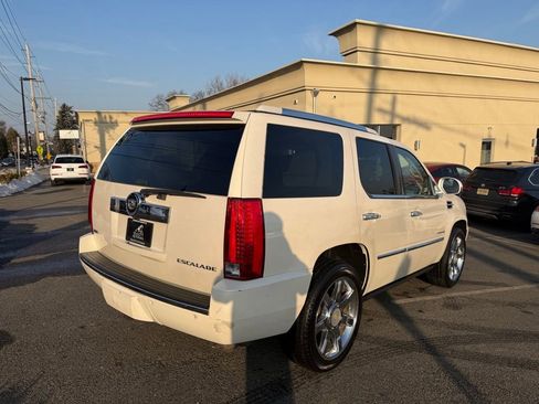 Used 2011 Cadillac Escalade Premium image 7