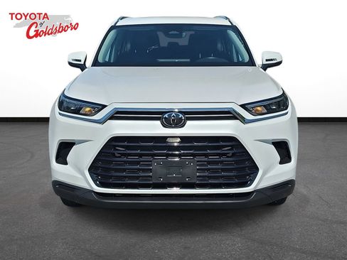 Used 2024 Toyota Grand Highlander FWD image 2