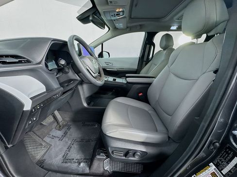 Used 2025 Toyota Sienna XLE w/ XLE Plus Package image 15