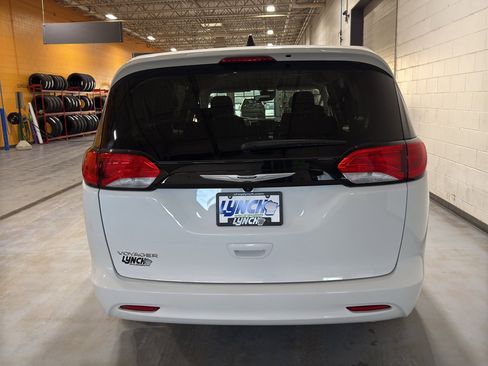 Used 2024 Chrysler Voyager LX image 43