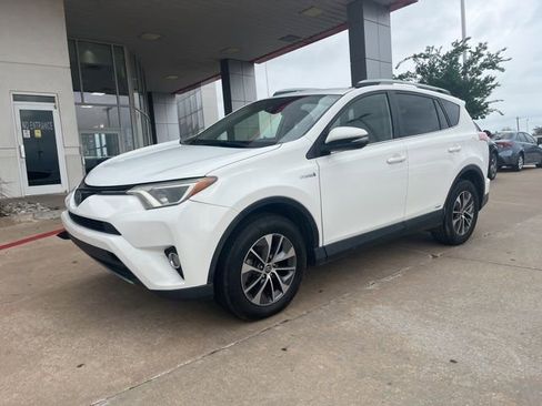 Used 2017 Toyota RAV4 XLE image 1