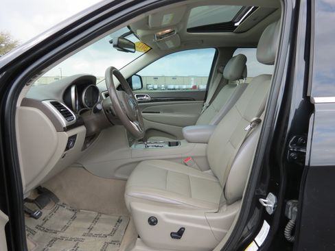 Used 2012 Jeep Grand Cherokee Laredo image 30