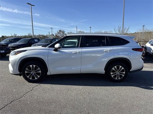 Used 2023 Toyota Highlander XLE image 4