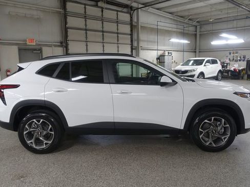 New 2026 Chevrolet Trax LT w/ LT Convenience Package FWD image 8