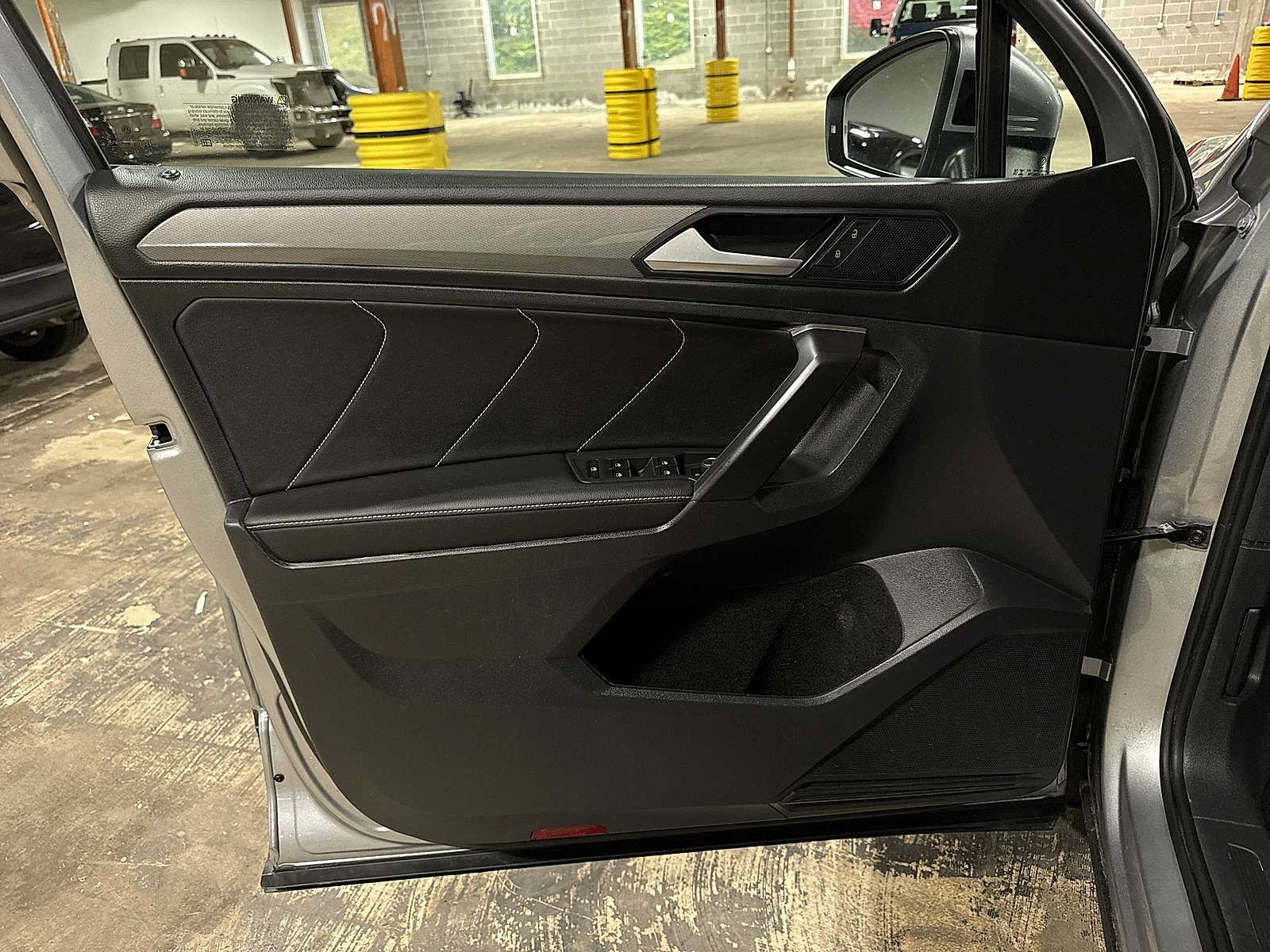 Used 2023 Volkswagen Tiguan SE w/ Panoramic Sunroof Package FWD image 30