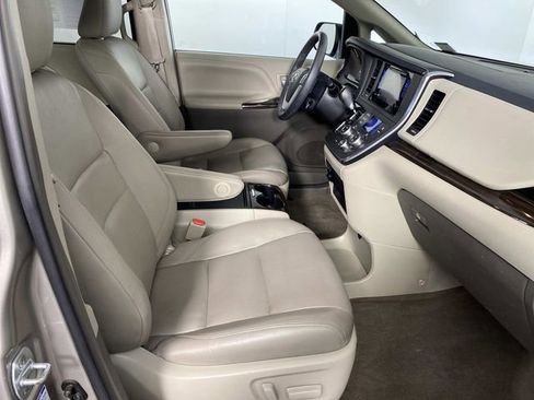 Used 2017 Toyota Sienna XLE w/ XLE Navigation Package AWD/4WD image 10