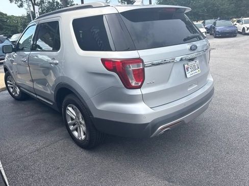 Used 2017 Ford Explorer XLT w/ Equipment Group 202A FWD image 5