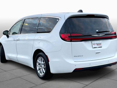Used 2023 Chrysler Pacifica Touring-L image 11