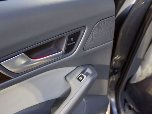 Used 2017 Audi Q5 2.0T Premium Plus w/ Technology Package image 25