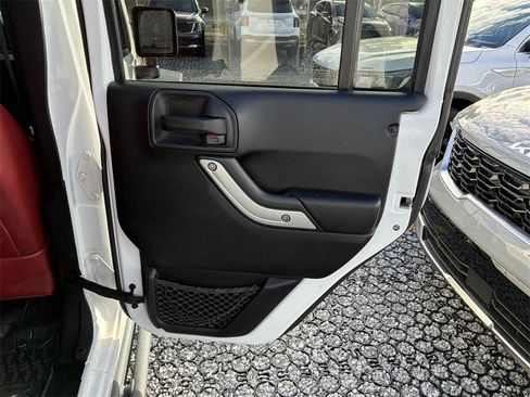 Used 2013 Jeep Wrangler Unlimited Rubicon image 28