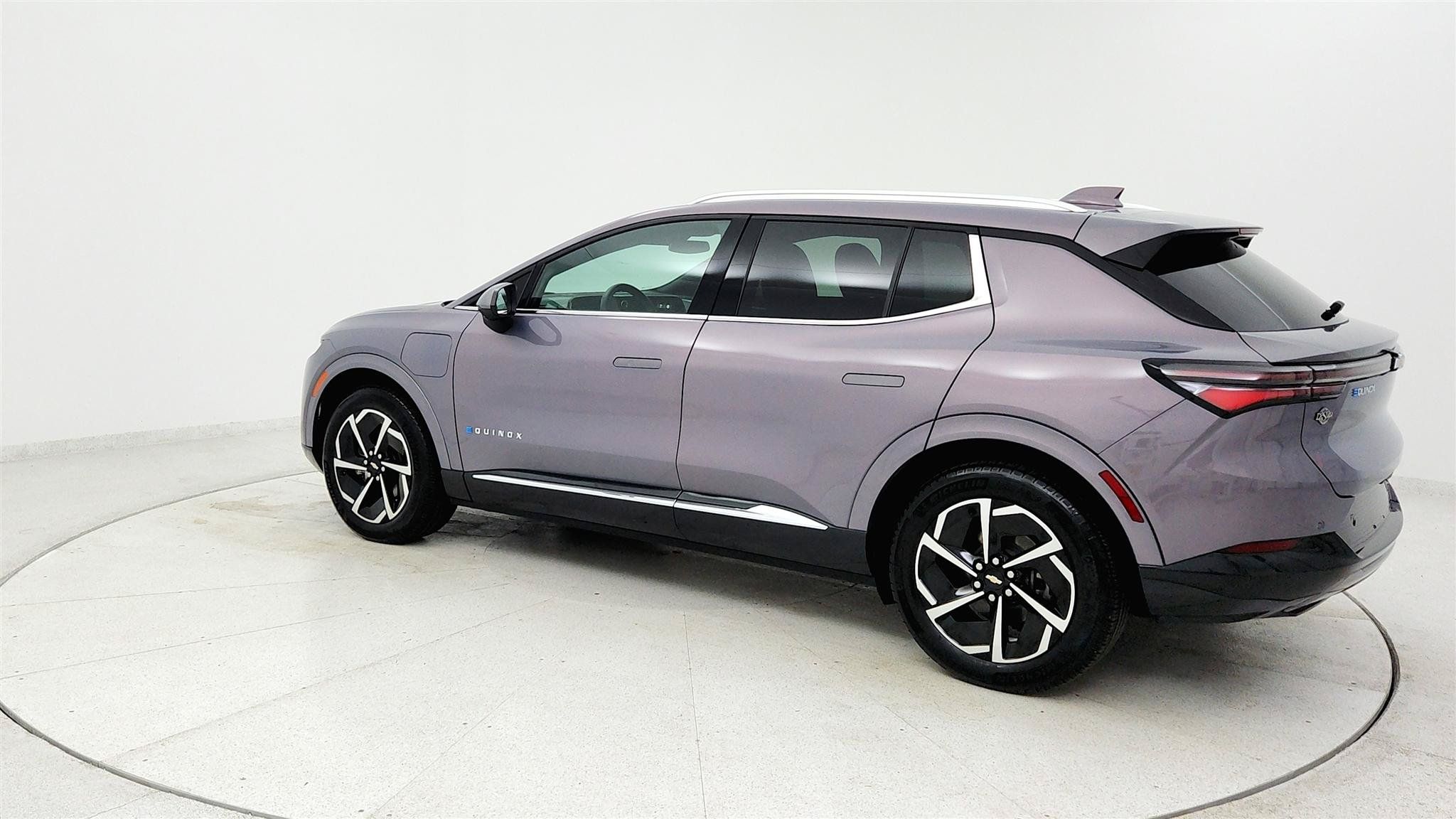 Used 2024 Chevrolet Equinox EV LT FWD image 3