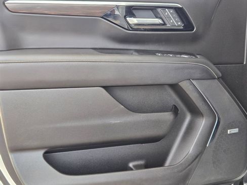 Used 2025 Chevrolet Suburban Premier RWD image 11