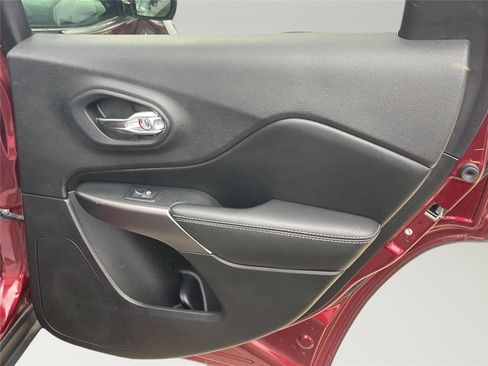 Used 2019 Jeep Cherokee Limited AWD/4WD image 8