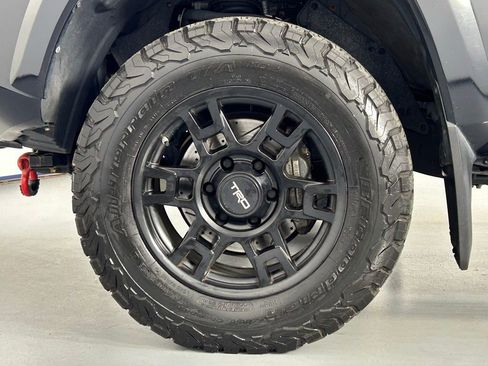 Used 2020 Toyota Tacoma TRD Sport w/ TRD Premium Sport Package AWD/4WD image 35