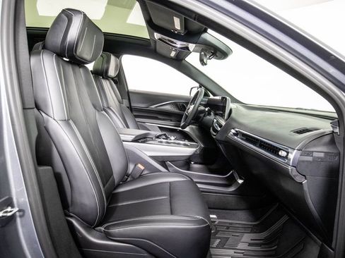 Used 2023 Cadillac Lyriq 2WD image 11