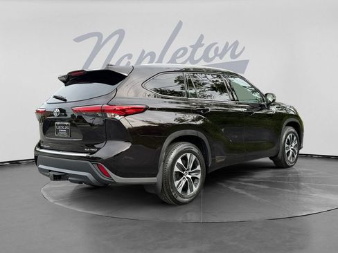 Used 2022 Toyota Highlander XLE AWD/4WD image 8