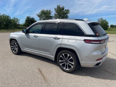 Used 2022 Jeep Grand Cherokee Overland AWD/4WD image 4
