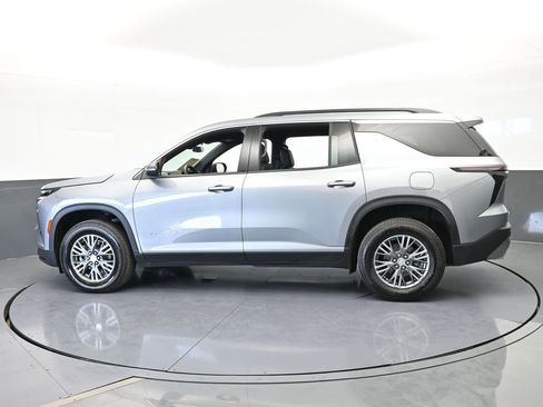 Used 2025 Chevrolet Traverse LT image 3