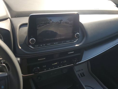 Used 2024 Nissan Rogue SV image 25