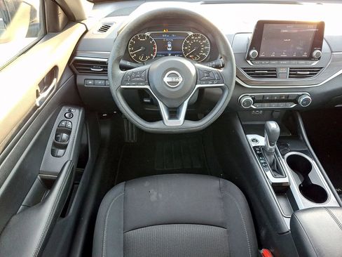 Used 2024 Nissan Altima 2.5 SV FWD image 10