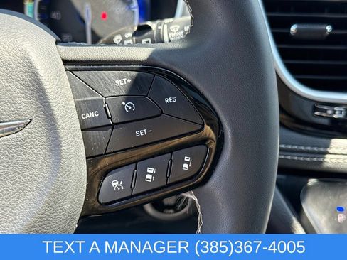 Used 2025 Chrysler Pacifica Limited FWD image 25