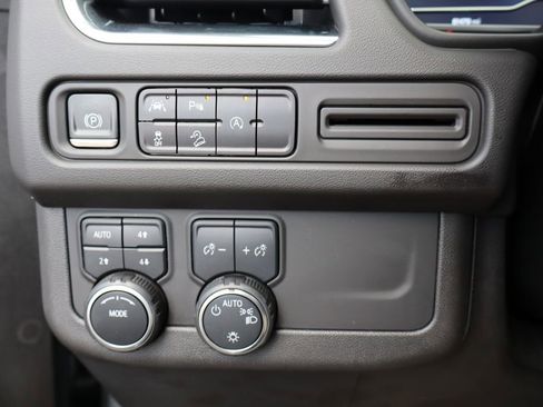 Used 2023 Chevrolet Suburban Premier image 15