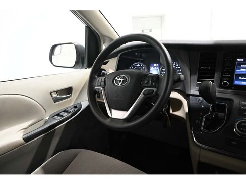 Used 2019 Toyota Sienna LE FWD image 24