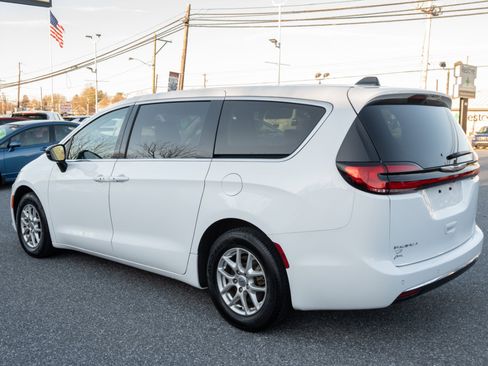 Used 2024 Chrysler Pacifica Touring-L image 8