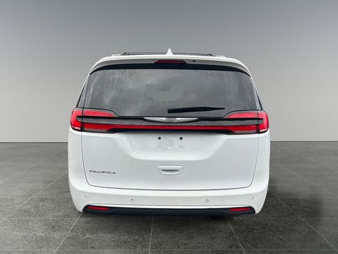 Used 2021 Chrysler Pacifica Touring-L image 6