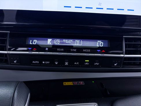 Used 2025 Toyota Sienna XLE FWD image 26