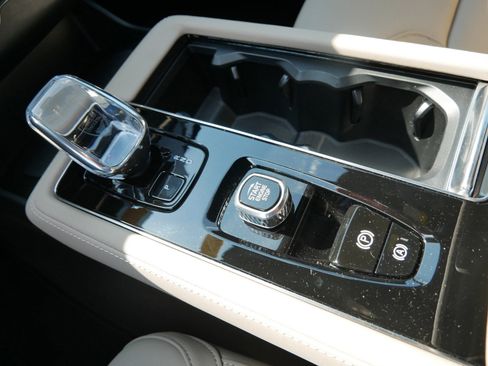 New 2025 Volvo XC90 B5 Core AWD/4WD image 9