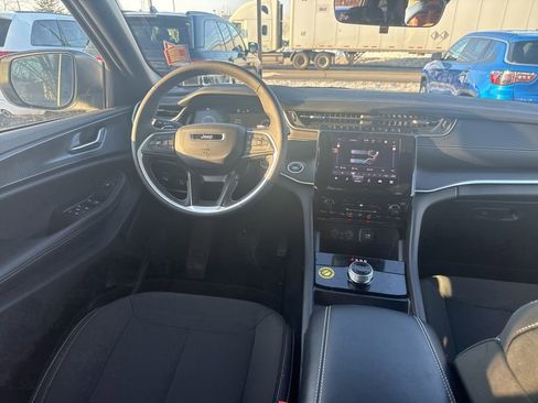 Used 2025 Jeep Grand Cherokee Laredo X image 12