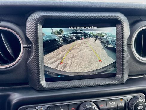Used 2022 Jeep Wrangler Unlimited Sahara w/ Cold Weather Group AWD/4WD image 15
