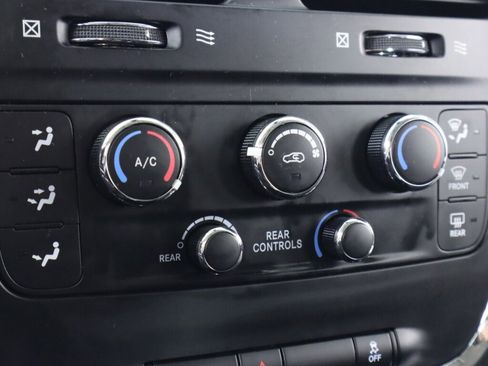 Used 2019 Dodge Grand Caravan SE w/ UConnect Hands-Free Group image 20