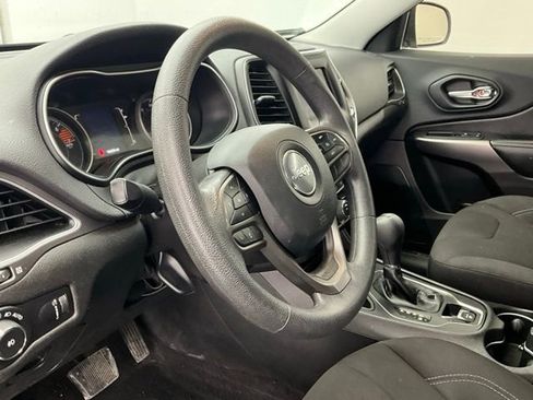 Used 2019 Jeep Cherokee Latitude w/ Popular Appearance Group FWD image 16