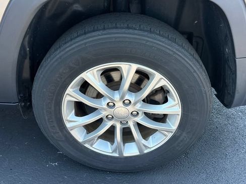 Used 2019 Jeep Cherokee Latitude w/ Popular Appearance Group AWD/4WD image 26