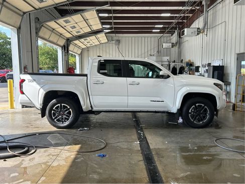 Used 2026 Toyota Tacoma TRD Sport w/ TRD Sport Premium Package AWD/4WD image 6