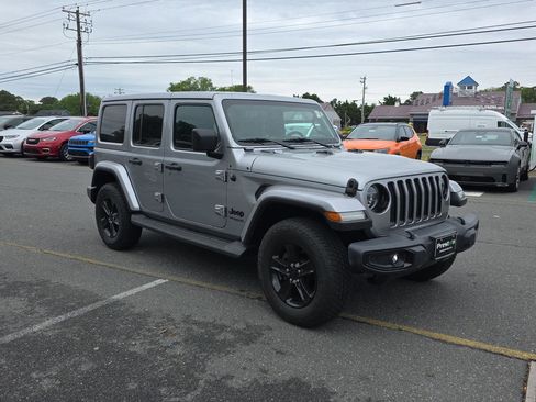 Used 2021 Jeep Wrangler Unlimited Sahara AWD/4WD image 4