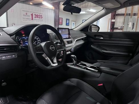 Used 2024 Nissan Altima 2.5 SV FWD image 9