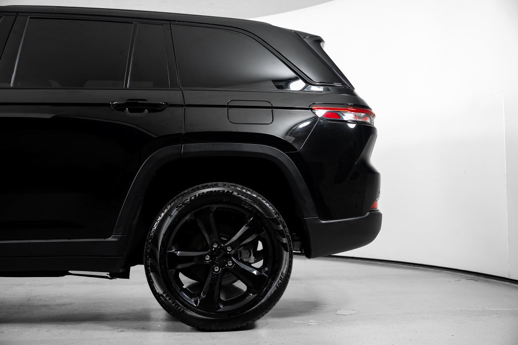 Used 2023 Jeep Grand Cherokee Limited w/ Black Appearance Package AWD/4WD image 15
