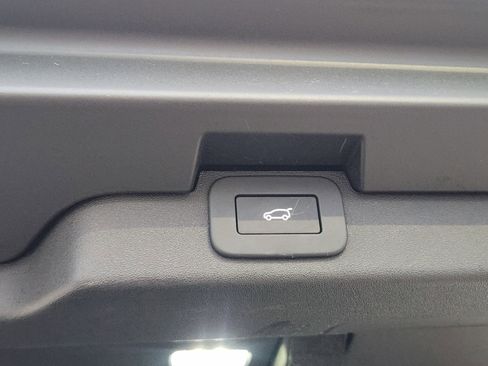 Certified 2025 Land Rover Discovery Dynamic SE image 39