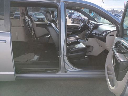 Used 2019 Dodge Grand Caravan SXT image 7