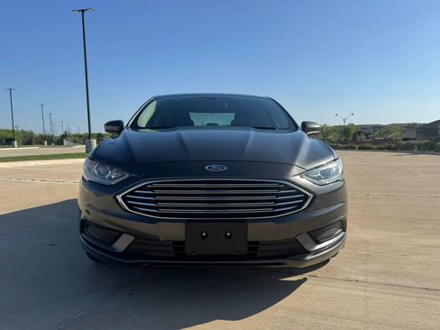 Used 2018 Ford Fusion SE image 2