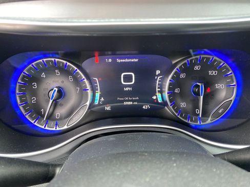 Used 2025 Chrysler Pacifica Limited image 16