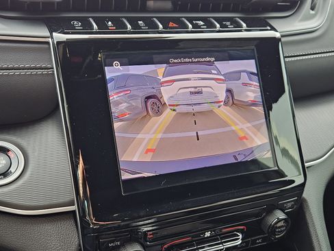 New 2025 Jeep Grand Cherokee L Laredo image 18