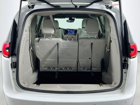 Used 2021 Chrysler Pacifica Touring-L FWD image 26