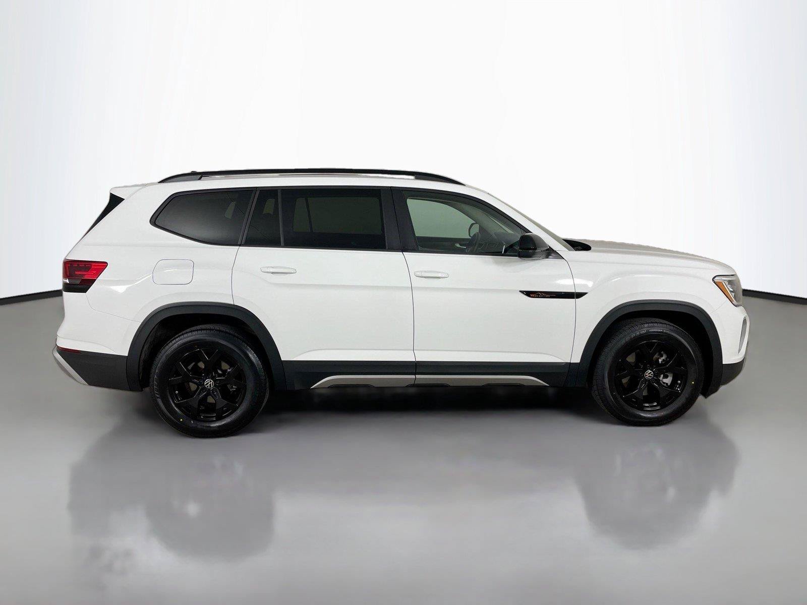 Used 2024 Volkswagen Atlas Peak Edition SE AWD/4WD image 18