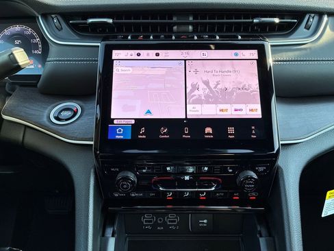 New 2025 Jeep Grand Cherokee Limited w/ Luxury Tech Group II image 19